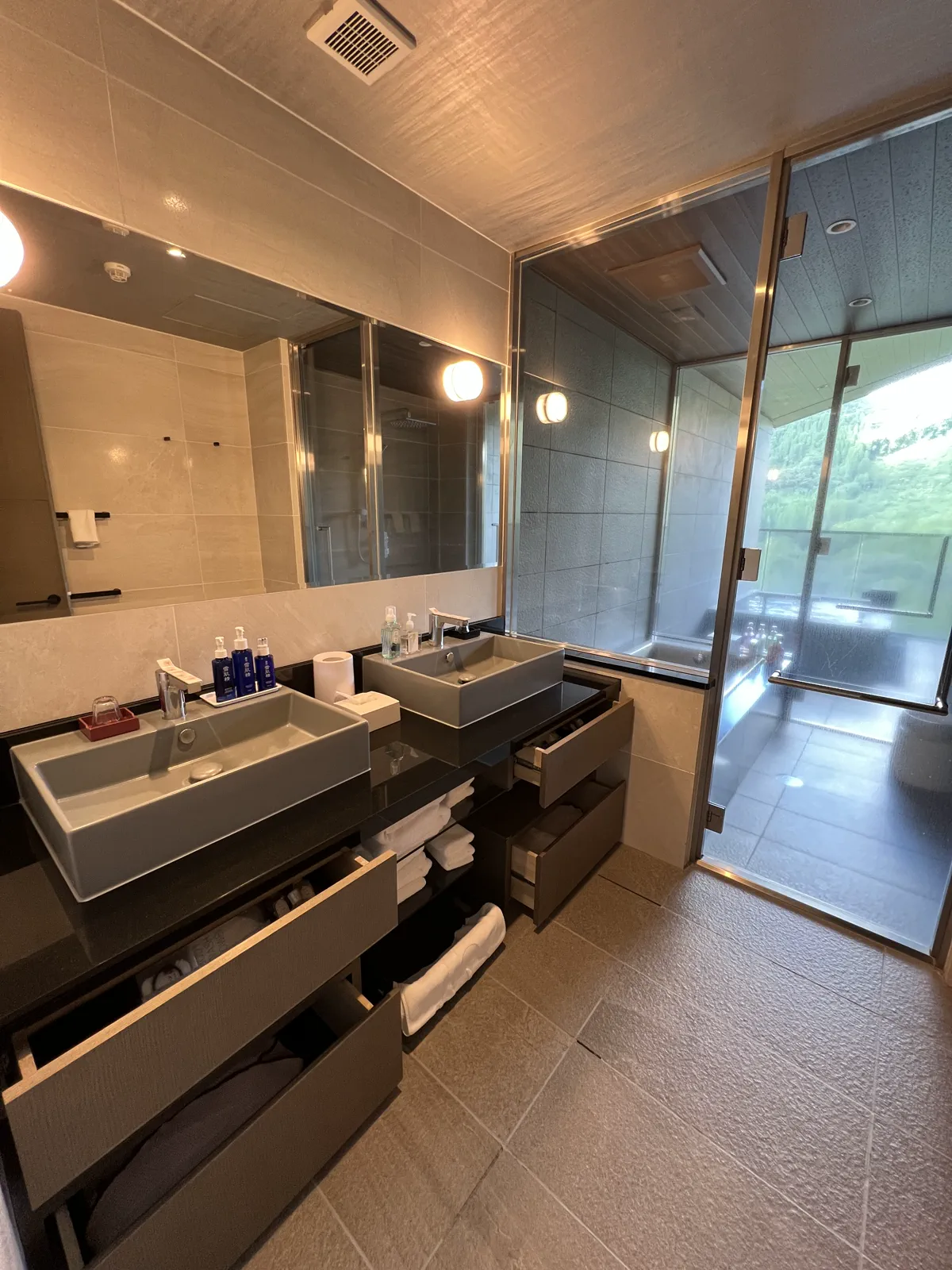 モダンな洗面所、清潔感のある空間