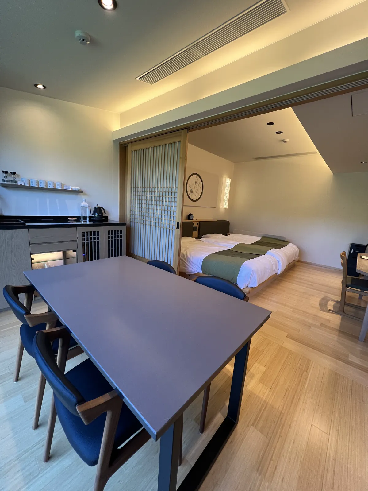 旅館の客室、ダイニングからベッドルームを望む。広々とした空間が魅力。