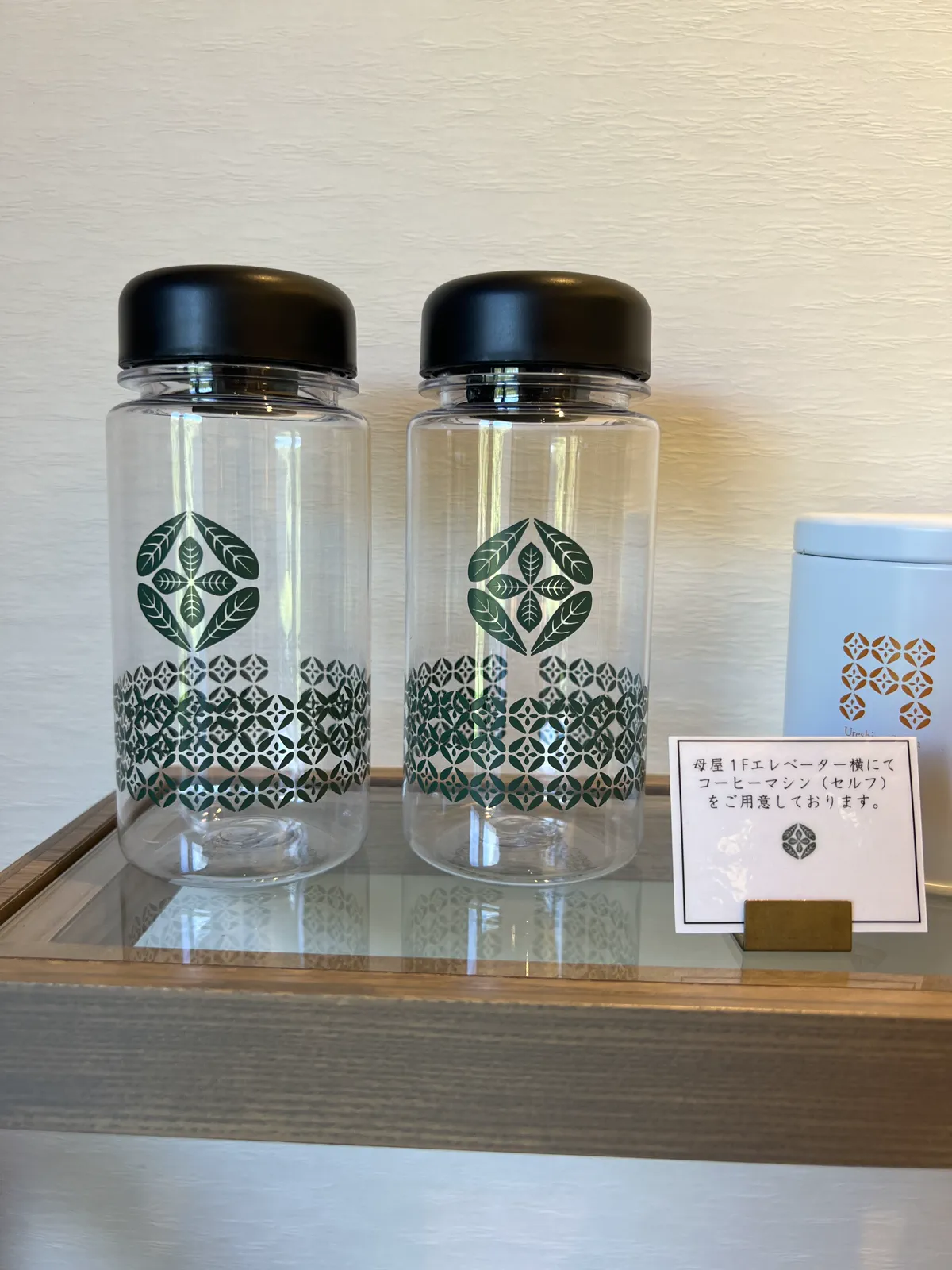 旅館の客室に用意されたオリジナルデザインのウォーターボトル。環境への配慮も感じられる。