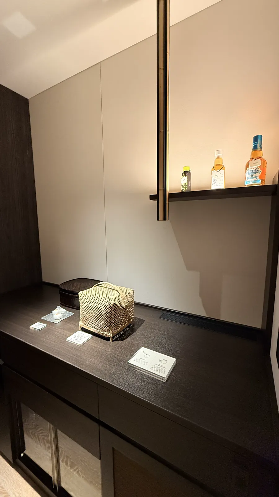 ホテルの部屋の様子。棚にはボトルが並び、小物入れが置かれている。