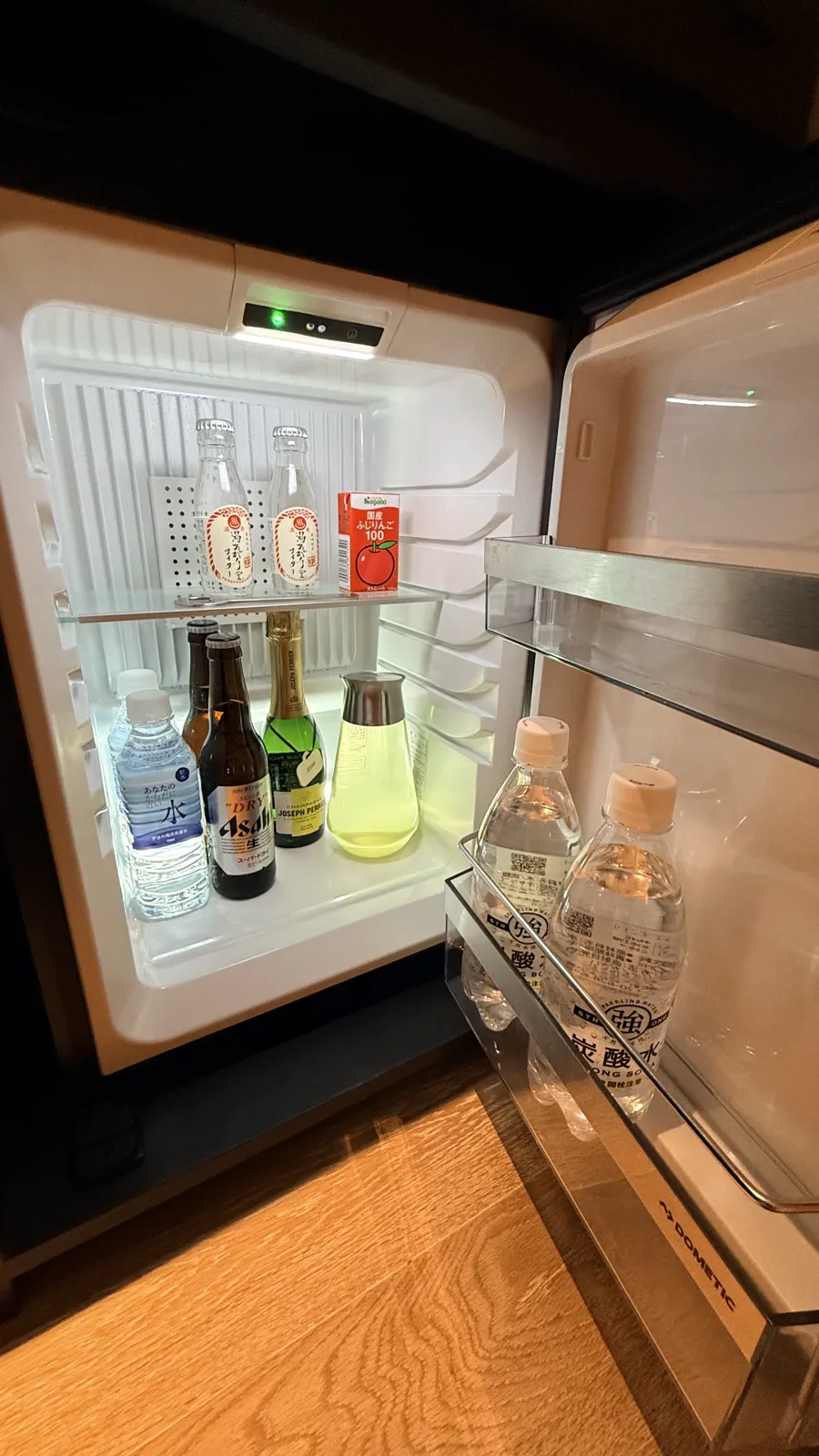 冷蔵庫の中身。ミネラルウォーターやビール、トマトジュースなどが並ぶ。