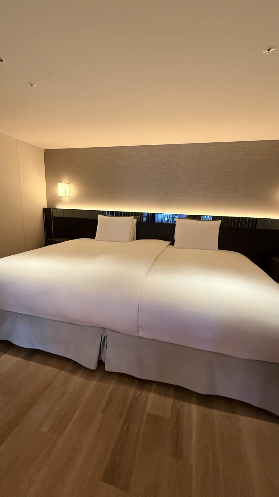 ベッドルーム。ダブルベッドが配置されている。