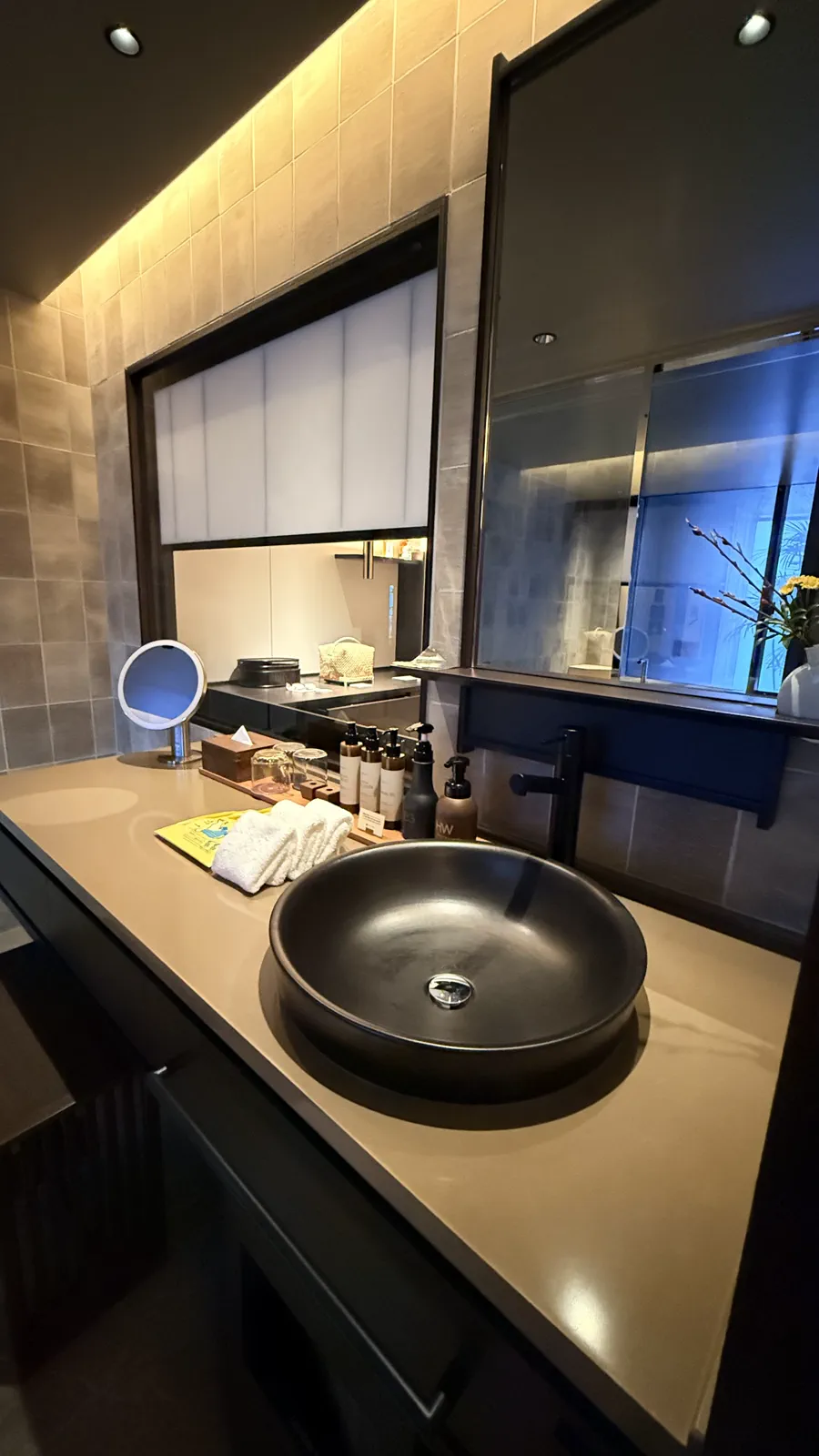 ホテルの洗面台、黒いボウル型シンクとアメニティ