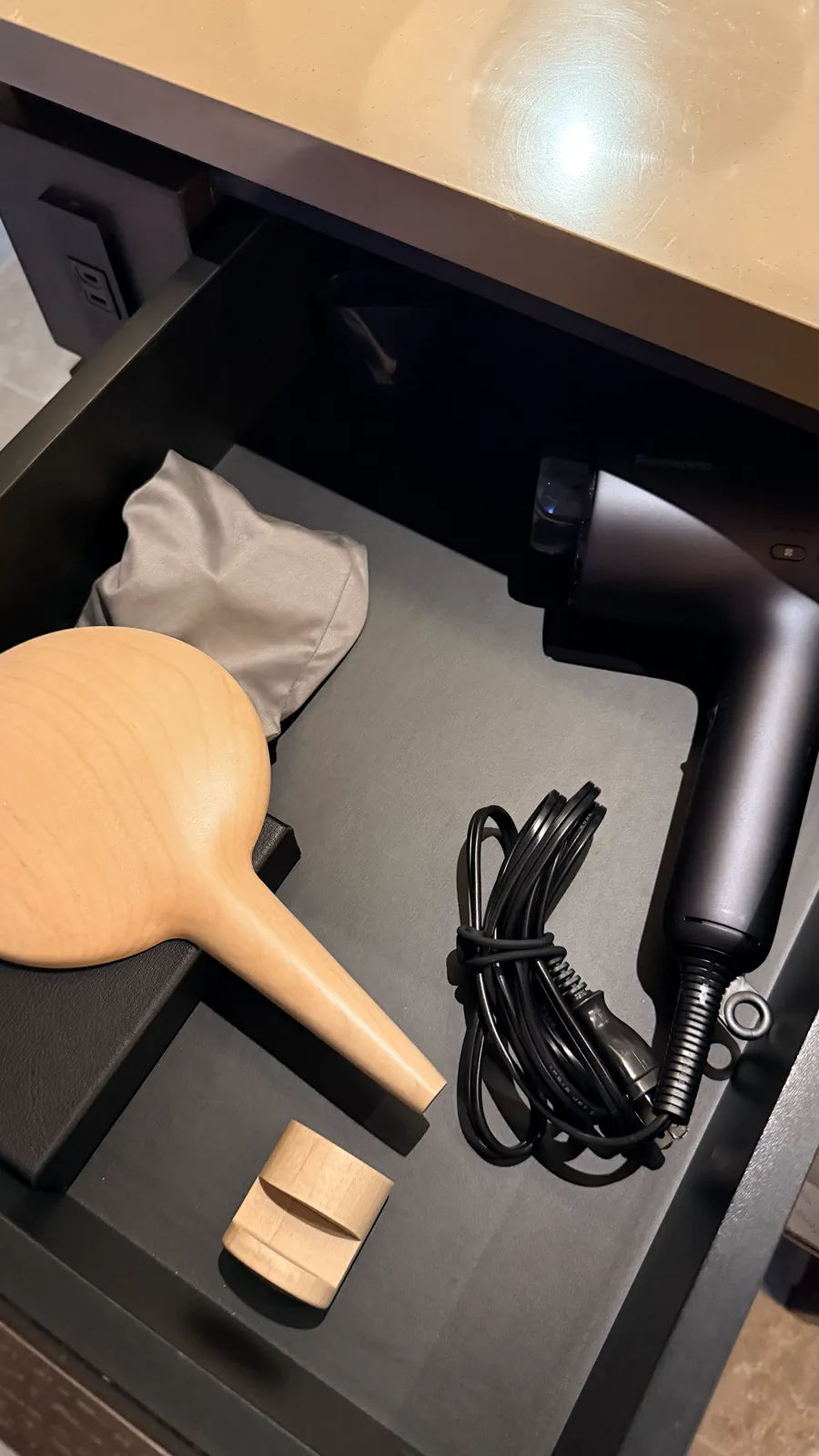 ホテルのアメニティ、ヘアドライヤーや手鏡