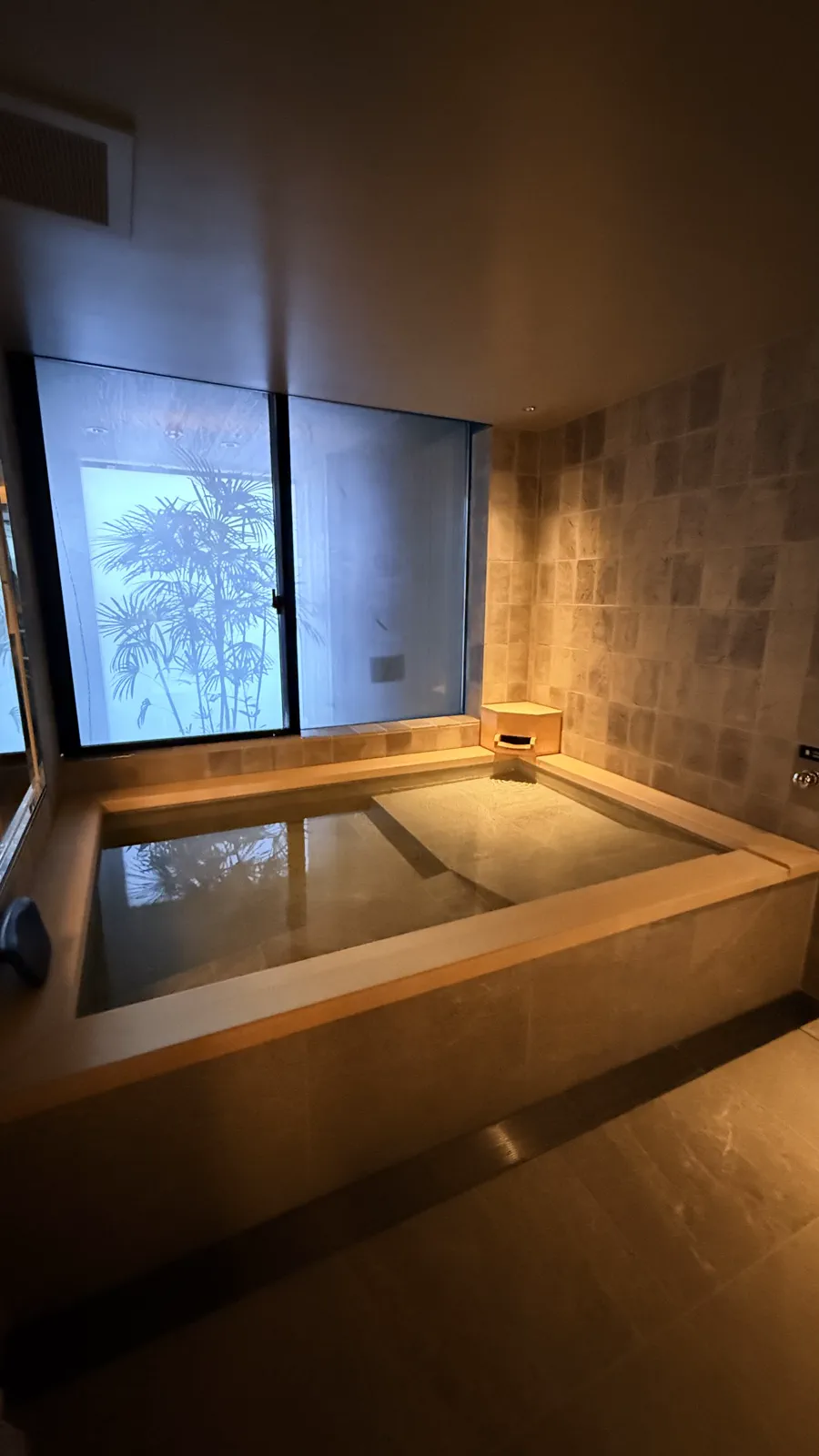 窓の外に竹が見える客室のバスルーム