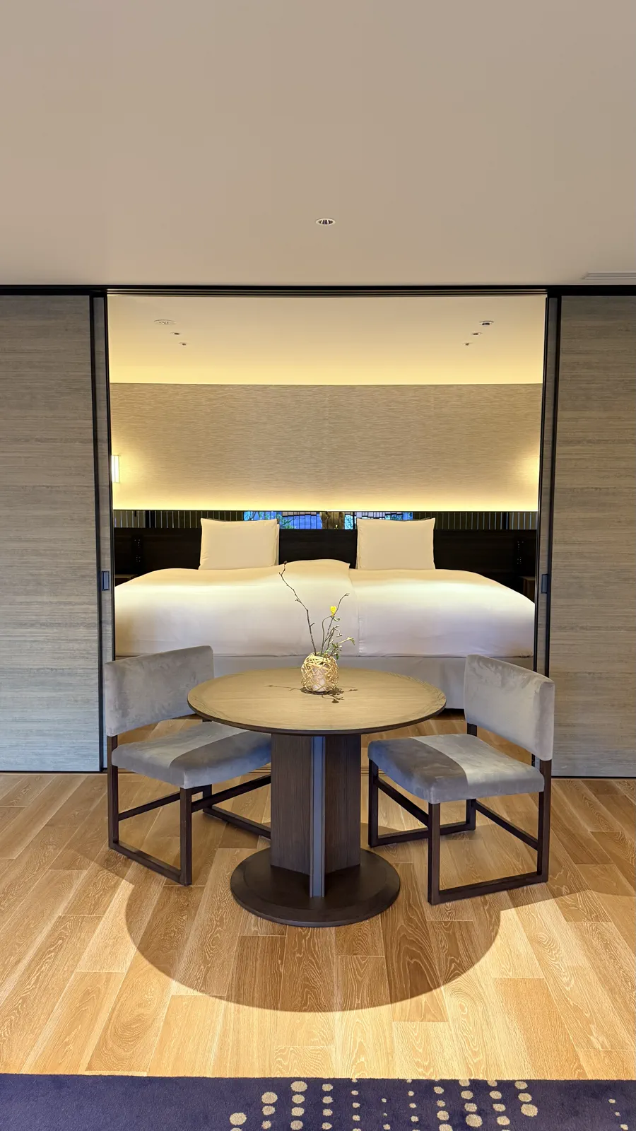 ホテルの客室、テーブルセットとベッド