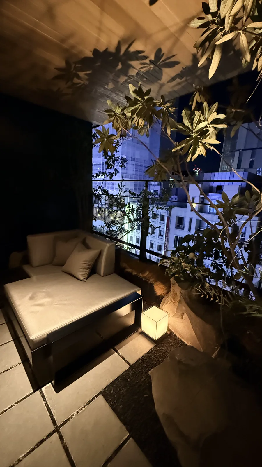 テラスのデイベッドと外の夜景