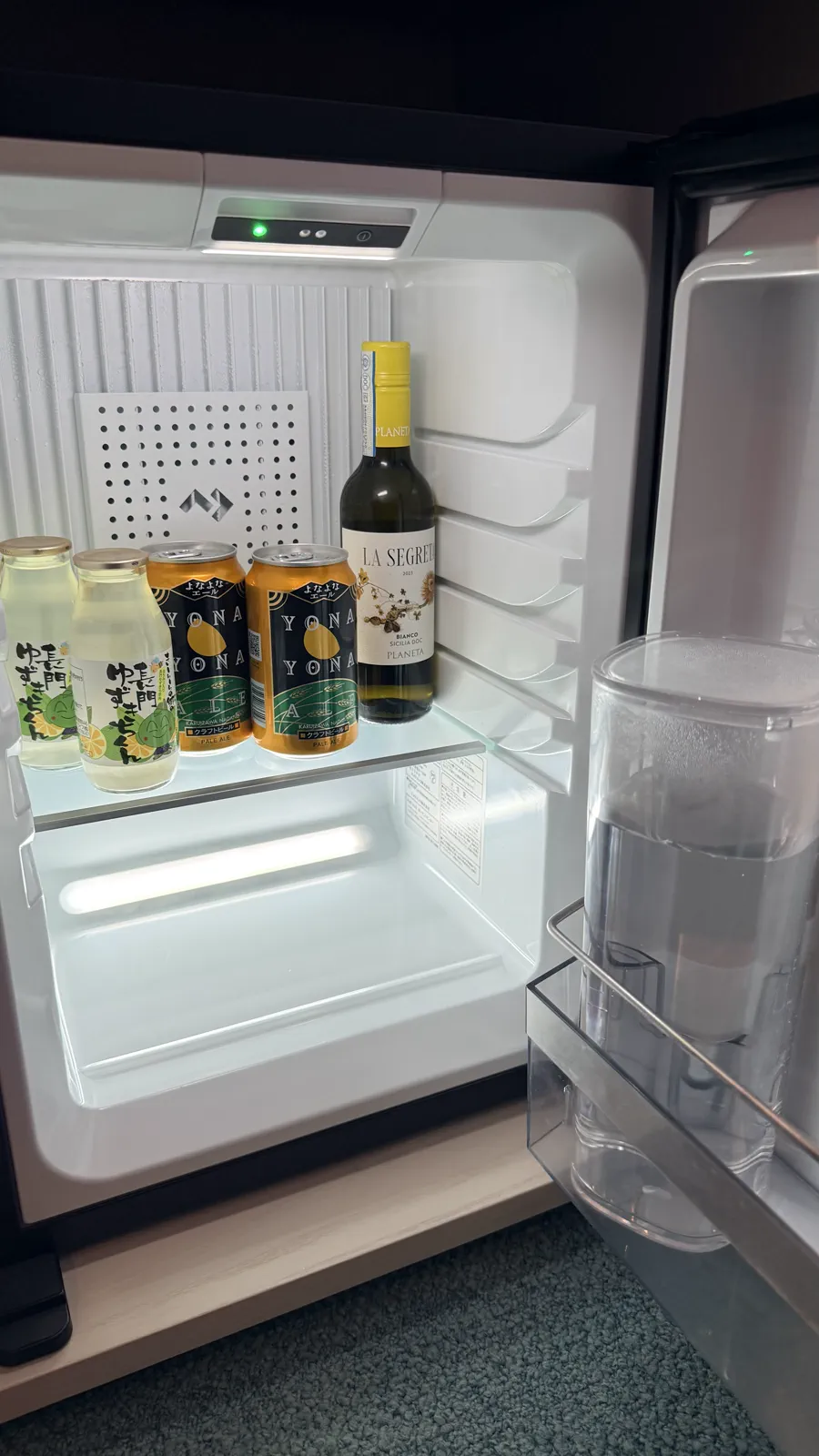 飲み物が収められた客室内の小型冷蔵庫