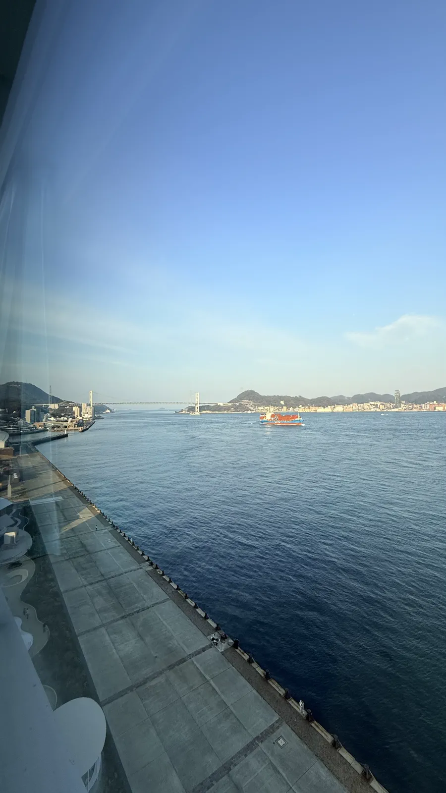 客室から眺めた関門海峡を進む船と橋の風景