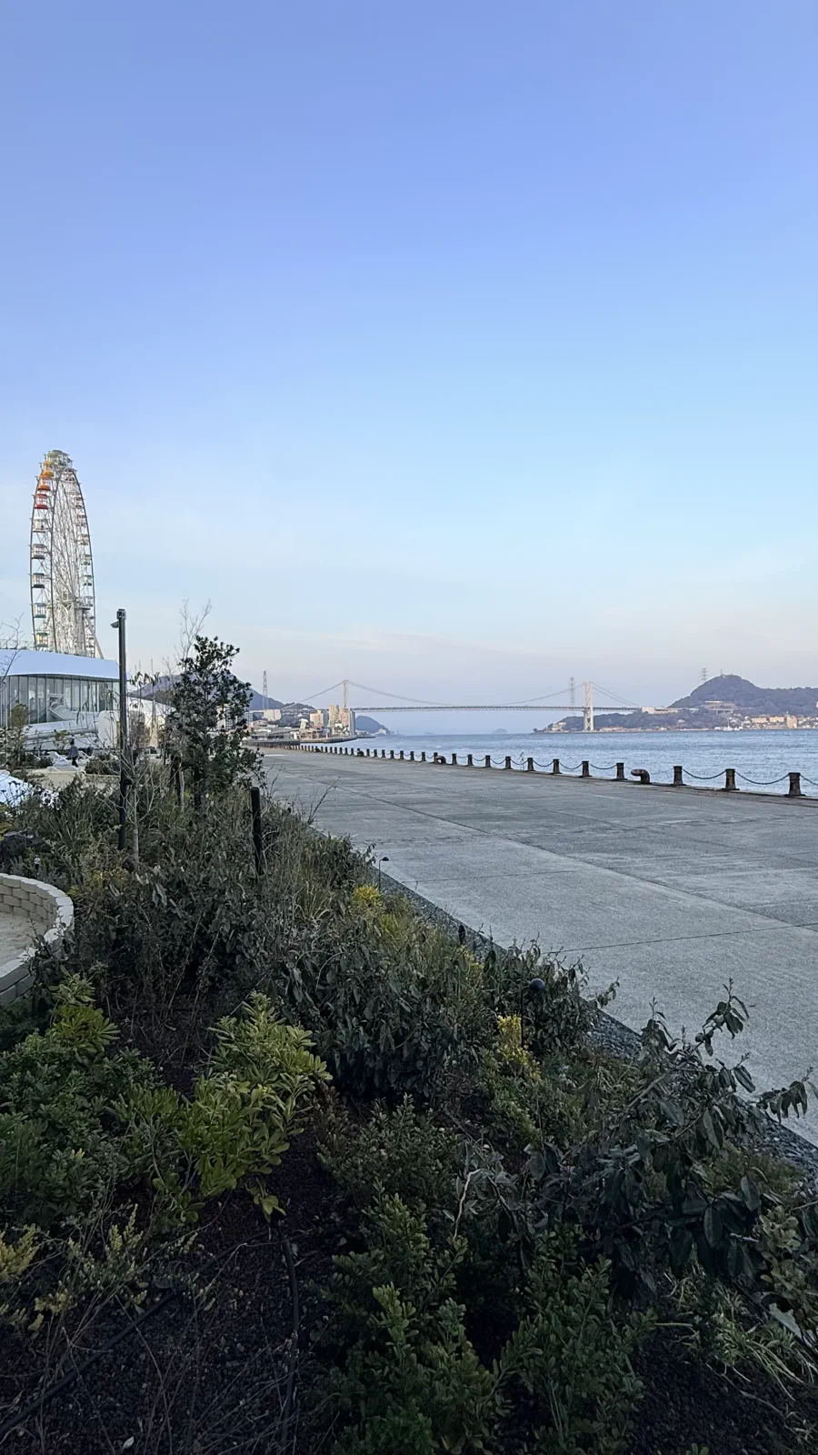 観覧車と関門橋が一望できるホテル前の海辺