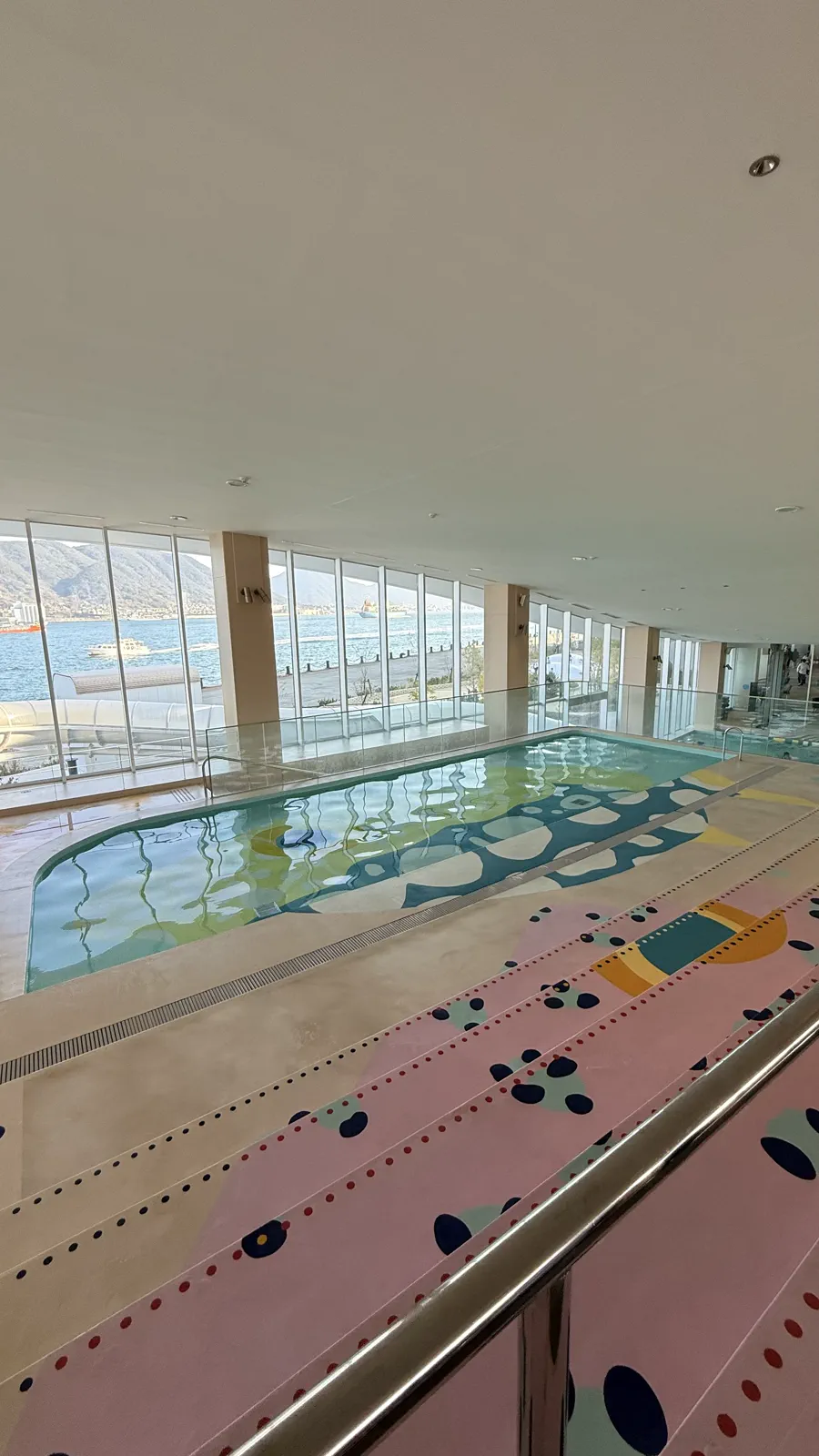 大きな窓から関門海峡を望める屋内のふぐプール