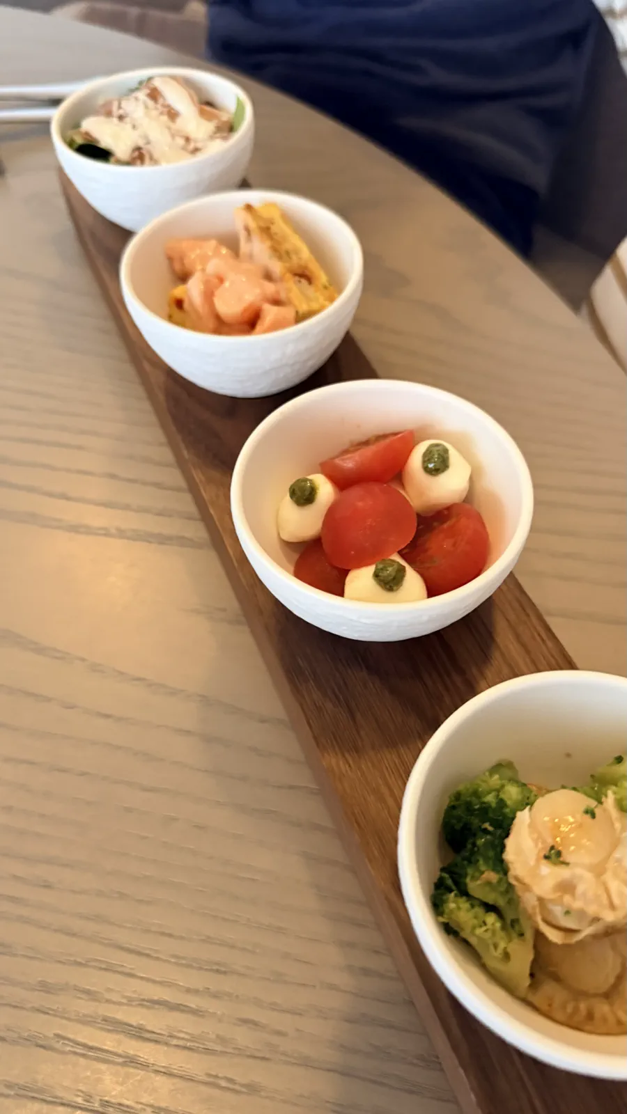 4つの小鉢が木のプレートに並んだ子ども用メニューの前菜