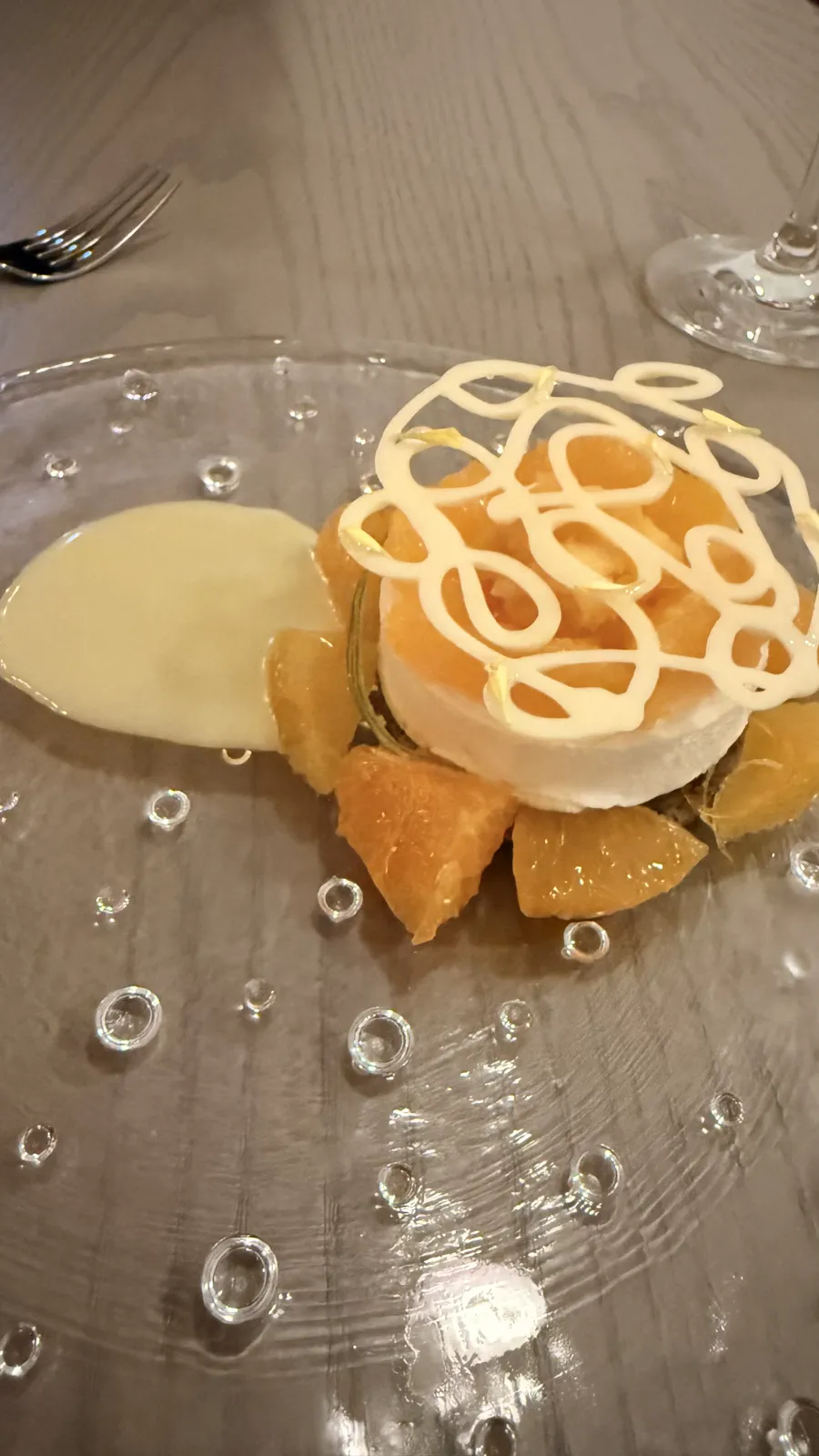 柑橘と白い飾りを重ねた蜂蜜のセミフレッド