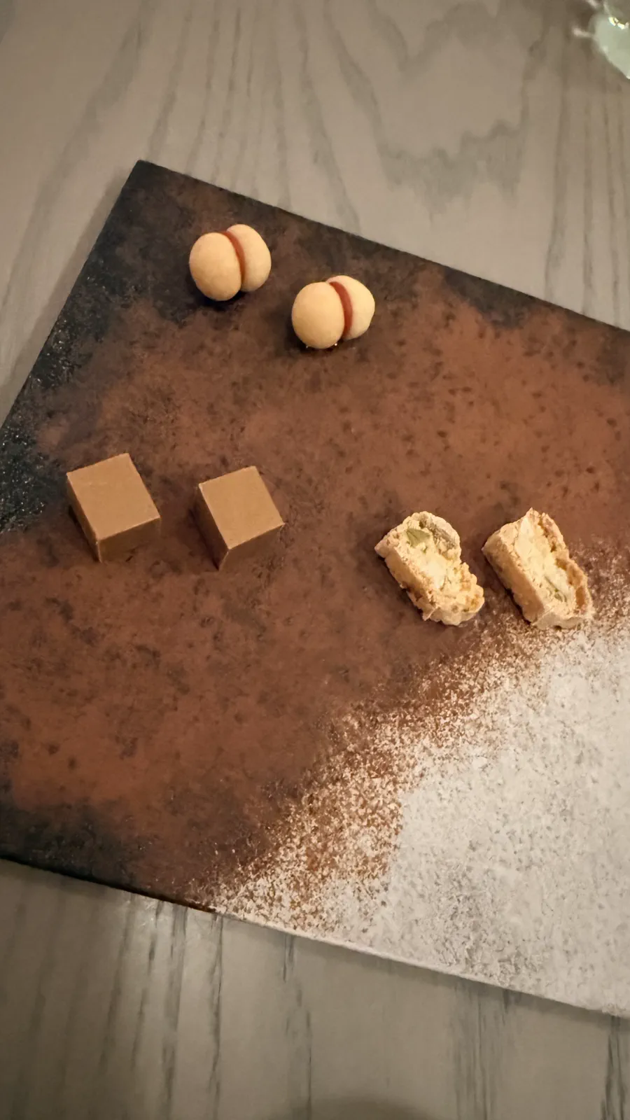 食後に並んだ4種類の小さな菓子